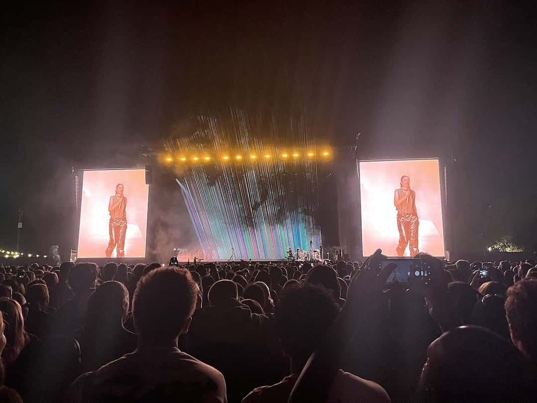 Vista de un escenario principal de All Points East desde el público, de noche, con dos pantallas gigantes a los costados y luces de colores, durante el show de Lorde en la edición 2026 (foto de archivo, agosto de 2026). Foto: Liekinheitin, CC0, vía Wikimedia Commons