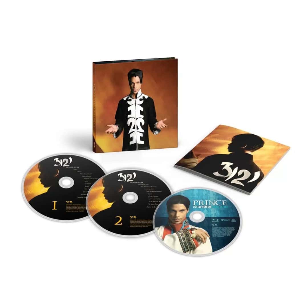 Producto oficial de la edición expandida de «3121»: un estuche con Prince de chaqueta negra y blanca sobre fondo anaranjado, dos CD con el logo 3121, un Blu-ray con la leyenda «3121 Las Vegas Live» y un librito con la silueta del artista. Imagen: NPG Records / Legacy Recordings