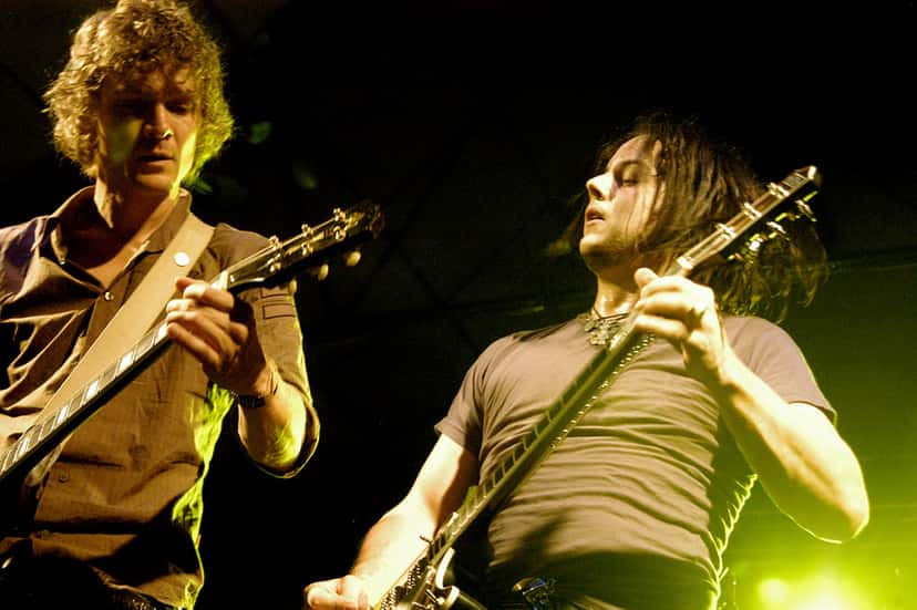 Foto de archivo de The Raconteurs tocando en vivo en el club Accelerator de Estocolmo, en julio de 2006, bajo luces verdes. Foto: Frida Borjeson, Wikimedia Commons, CC BY 2.0
