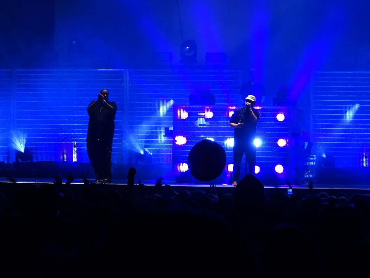 Killer Mike y El-P, de Run the Jewels, rapean en un escenario iluminado de azul, con luces blancas y rosas detrás, en el festival Shaky Knees de octubre de 2021 (foto de archivo)