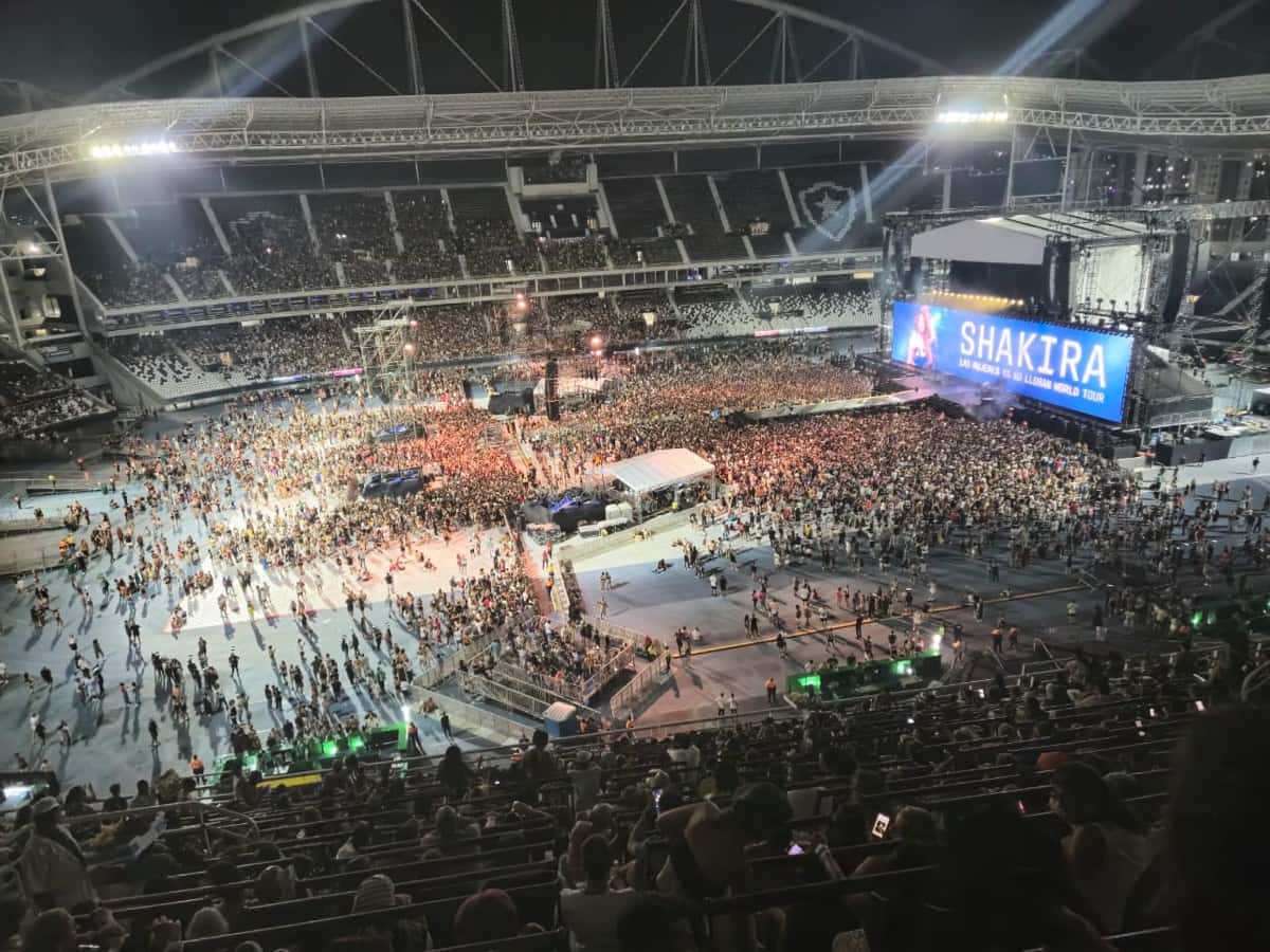 Foto de archivo de la gira Las Mujeres Ya No Lloran: vista desde la tribuna de un estadio lleno en Río de Janeiro, en 2025, con la pantalla del escenario que dice Shakira