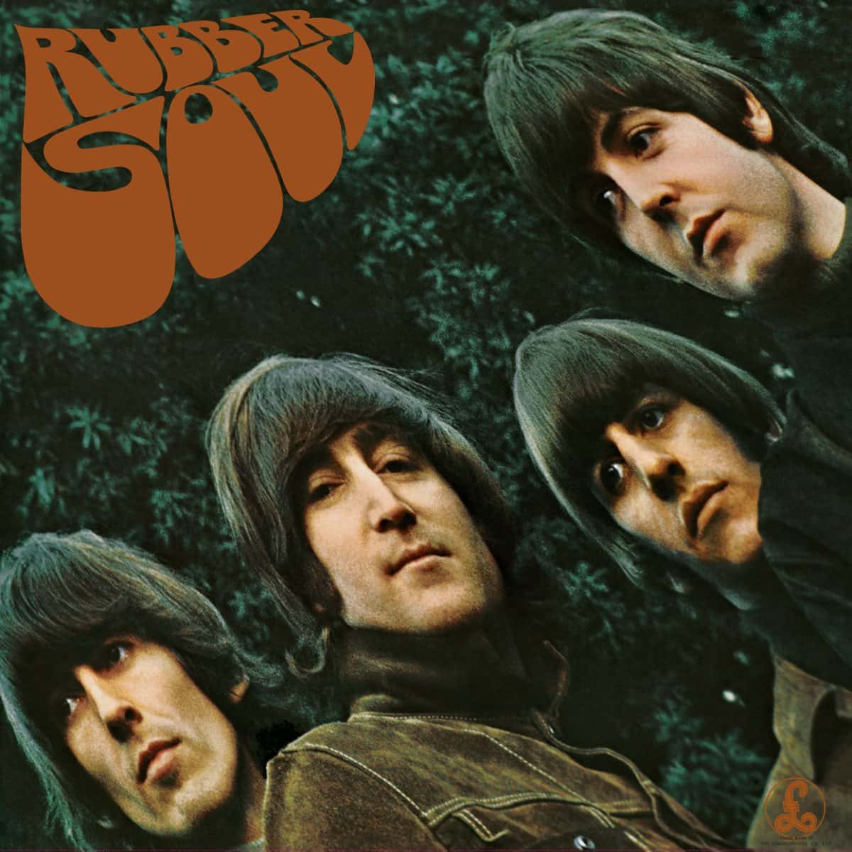 Portada de Rubber Soul de The Beatles: los cuatro integrantes fotografiados desde abajo, con la imagen estirada, sobre un fondo de follaje verde oscuro y el título en letras naranjas redondeadas