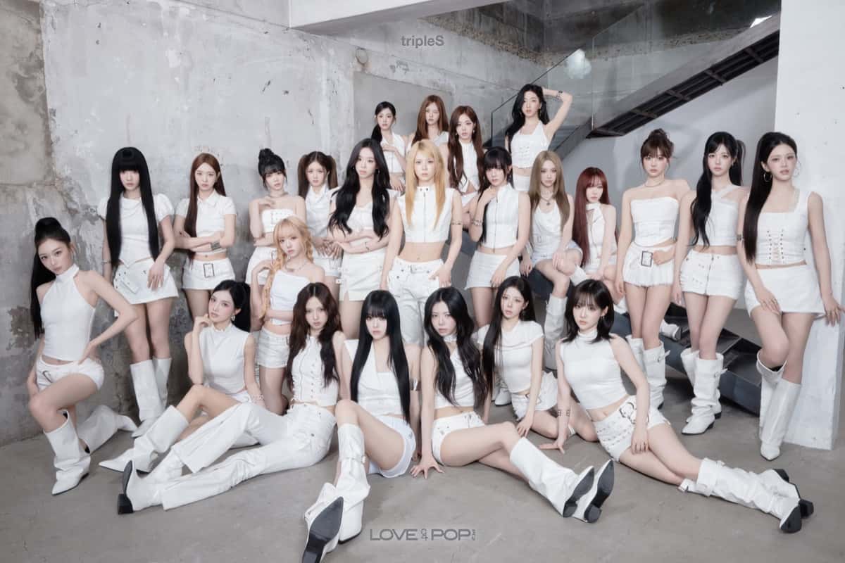 Foto de concepto oficial de "LOVE&POP pt.2": las 24 integrantes de tripleS, todas vestidas de blanco con botas blancas, posan paradas, sentadas y en una escalera metálica frente a una pared de cemento gastado, con el logo de LOVE&POP abajo