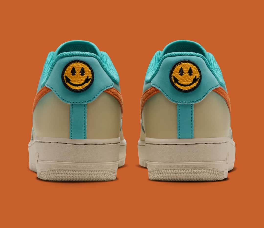 Talones del Nike Air Force 1 N7 con la carita sonriente bordada en amarillo sobre turquesa