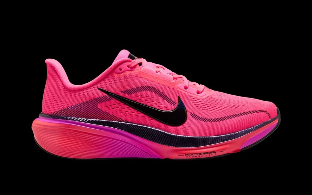 Nike Pegasus 42 de la colección After Dark Tour de perfil, en rosa Hyper Pink con el Swoosh negro y la suela rosa y violeta, sobre fondo negro