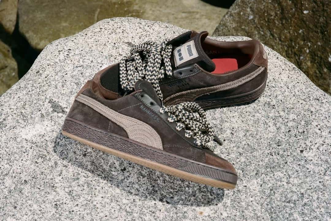 NAHMIAS x PUMA Suede Crochet marrón chocolate sobre una roca, con la gamuza marrón, la Formstrip tejida más clara y los cordones gruesos