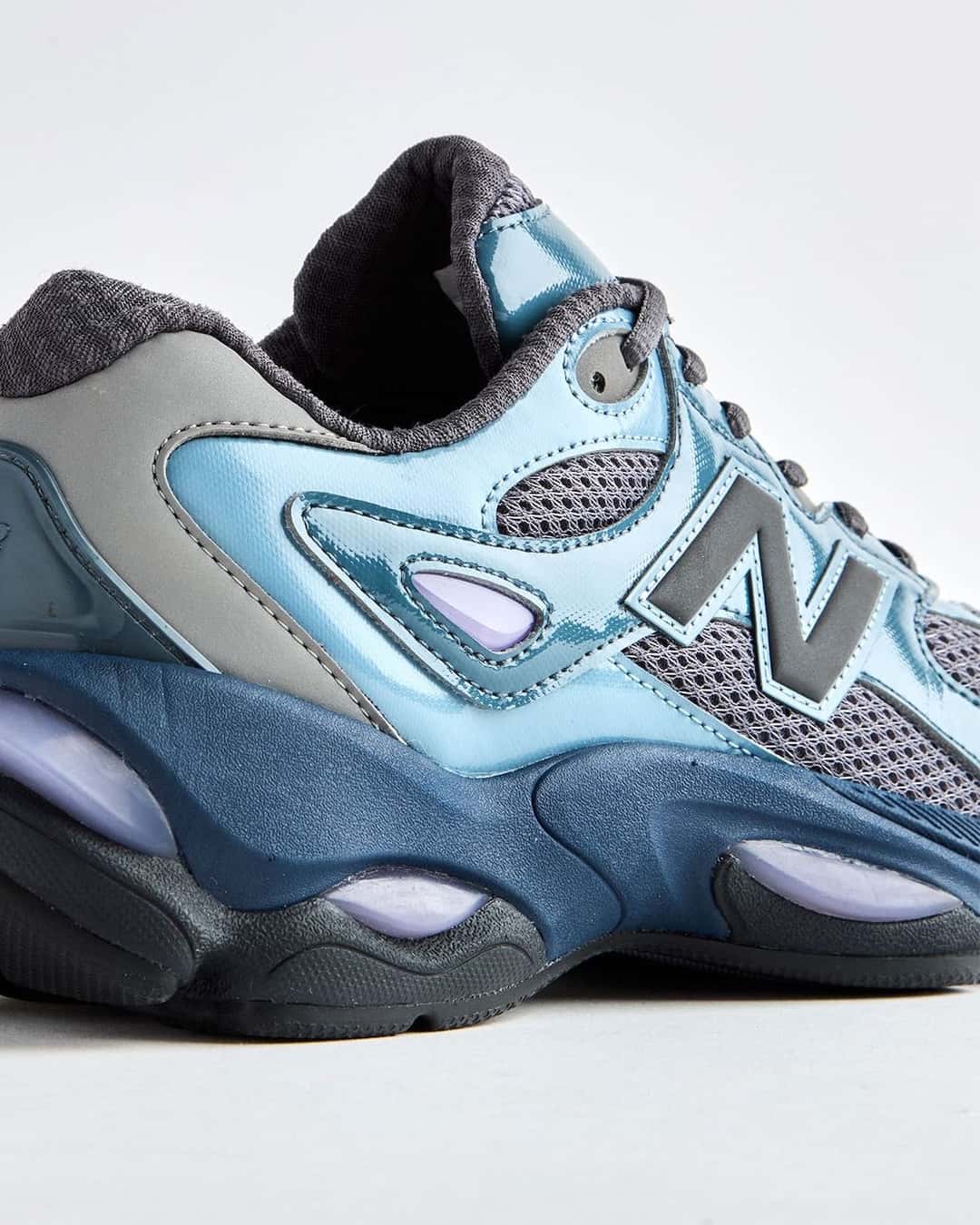 Detalle del talón y la mediasuela del New Balance 983 Shadow Blue con los pods ABZORB SBS violetas y el logo N oscuro