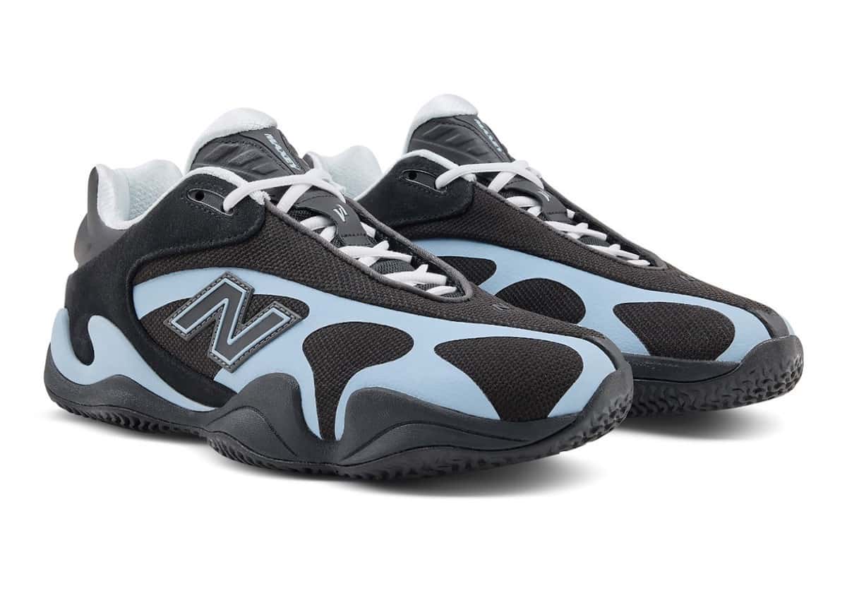 Par de New Balance Maxey V1 negras con paneles ondulados celestes, cordones blancos y N lateral en negro y celeste