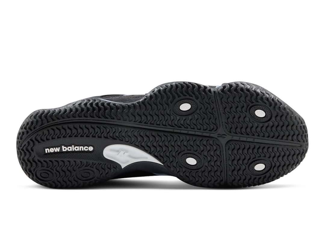 Suela de goma negra de las New Balance Maxey V1 con dibujo de tracción multidireccional y logo new balance