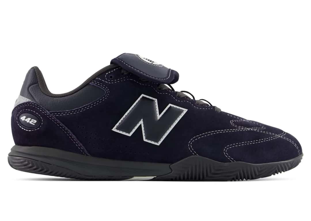 New Balance Numeric 442 Dark Night/White de perfil sobre fondo blanco, con upper de gamuza azul muy oscuro, costuras blancas, N oscura con borde blanco, lengüeta doblada, el número 442 en el talón y suela gris oscura