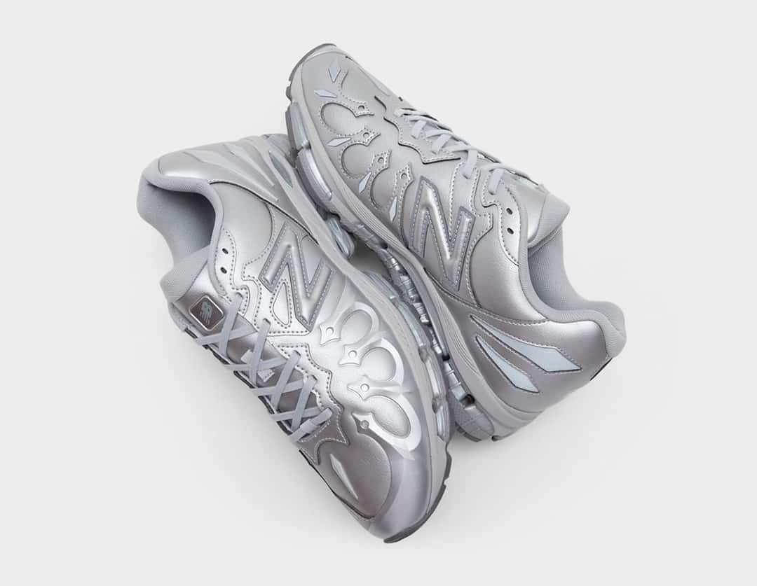 Par de New Balance 1890 Liquid Metal plateadas, una encima de la otra, con la N metalizada y los refuerzos curvos de la capellada