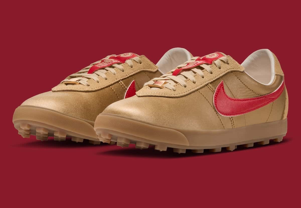 Par de Nike Astro Grabber de los San Francisco 49ers en dorado brillante con Swoosh rojo, cordones beige y suela de goma con tapones