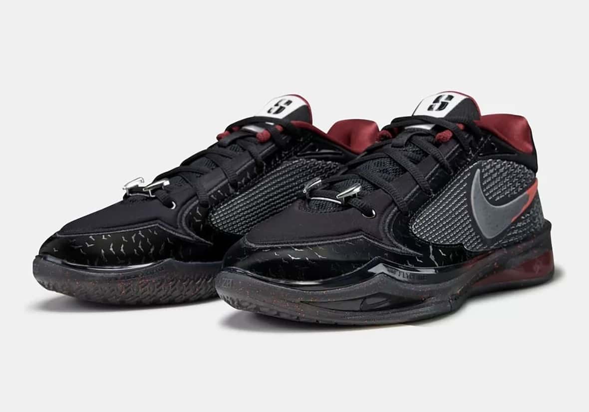 Par de Nike Sabrina 4 Halloween negro con detalles rojo oscuro, Swoosh gris y piezas plateadas en los cordones