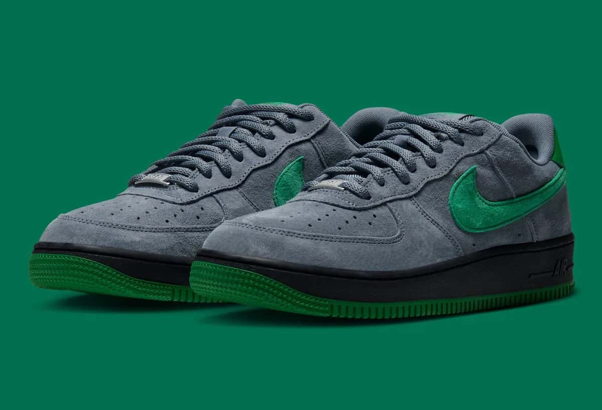 Par de Nike SB Air Force 1 Low de Nocturnal en vista diagonal sobre fondo verde, con upper de gamuza gris, Swoosh de gamuza verde, cordones grises, mediasuela negra y suela verde