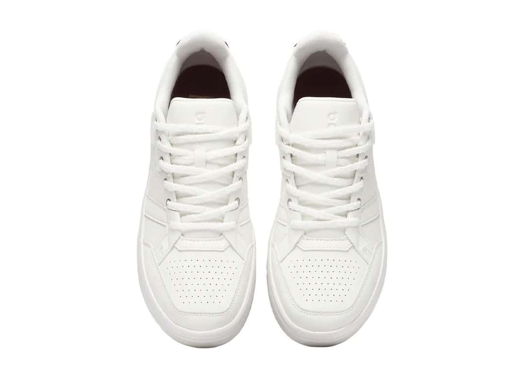 On THE ROGER Clubhouse BB de Burna Boy vista desde arriba, blanca entera con perforaciones en la puntera y cordones blancos