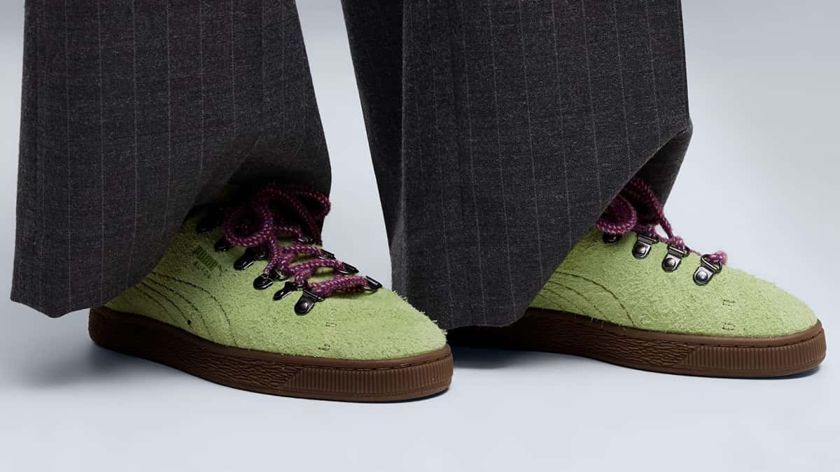 PUMA Suede Hike Wild Fern-Gum puesto, gamuza verde de pelo largo, ganchos metálicos, cordones violetas y suela gum marrón