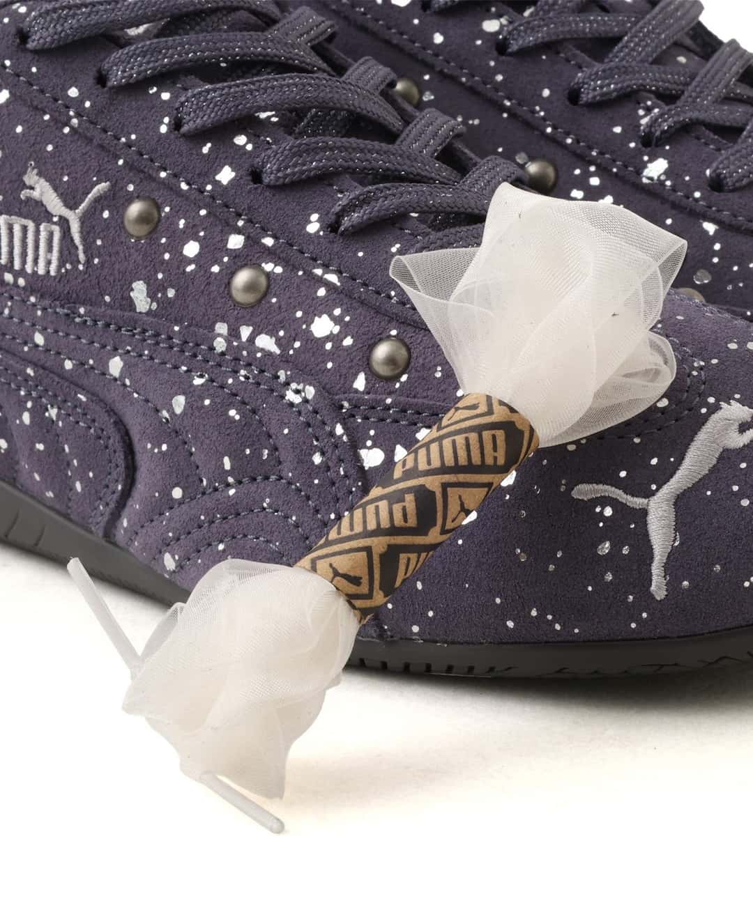 Detalle de la PUMA Speedcat atmos pink Mirror Ball con el cordón blanco de encaje envuelto y el glitter sobre la gamuza