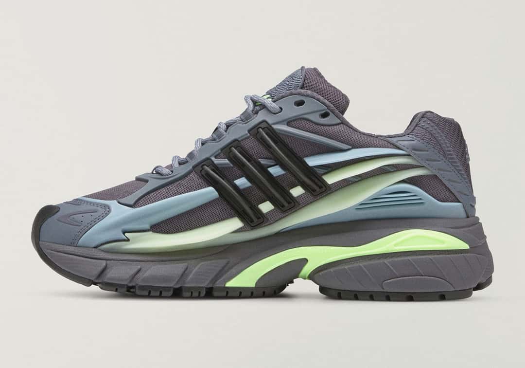 Pharrell x adidas Adistar Jellyfish Storm visto desde el lado medial, con las Three Stripes negras moldeadas y las capas celestes y verde pálido que bajan hacia la mediasuela