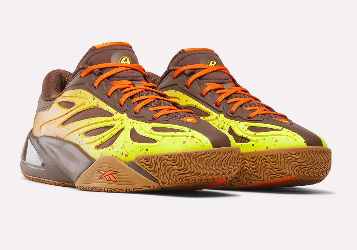 Par de Reebok Angel Reese 1 Reese's en marrón con upper amarillo y naranja moteado, cordones naranjas y suela de goma color caramelo