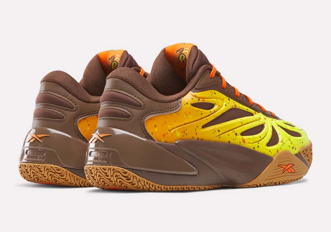 Vista trasera de la Reebok Angel Reese 1 Reese's con talón marrón, contrafuerte moldeado y suela de goma color caramelo