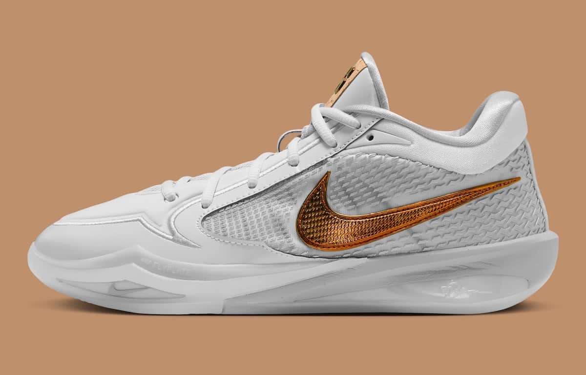Nike Sabrina 4 Cork de perfil, blanca con malla gris clara, Swoosh dorado metalizado y la S de corcho en la lengüeta