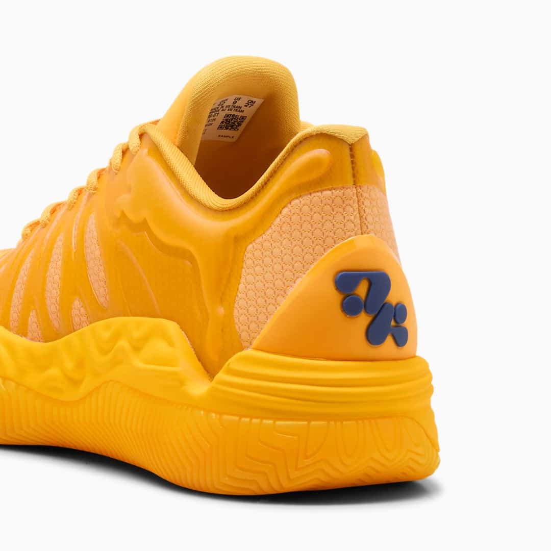 Detalle del talón de la PUMA Hali 1 Pace con el logo de Tyrese Haliburton en azul y el felino de PUMA en relieve