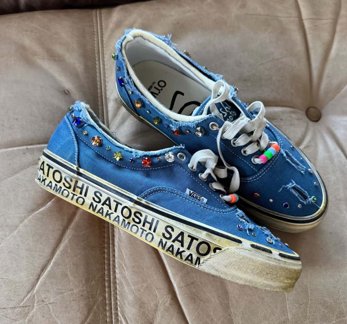 Satoshi Nakamoto x Vans Era 95 Lucky Charms en lona azul lavada con joyas de colores, cuentas en los cordones y la mediasuela gastada con el texto SATOSHI NAKAMOTO