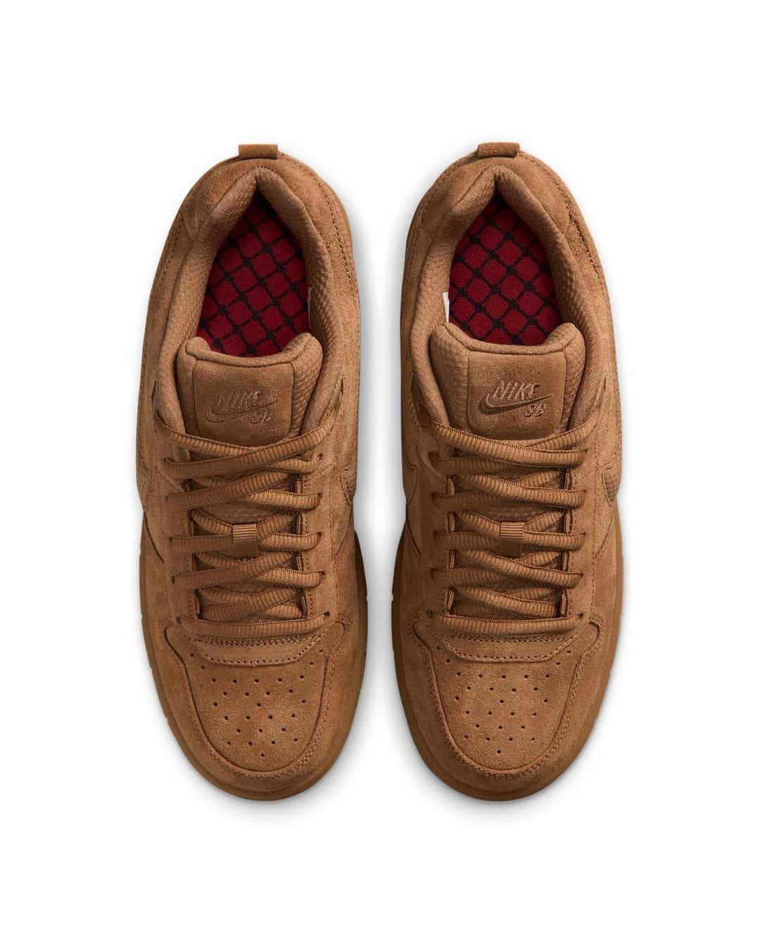 Vista superior del par Nike SB P-Rod 1 Ale Brown, con gamuza marrón, cordones al tono, logo Nike SB grabado en la lengüeta y plantilla a cuadros rojos y negros