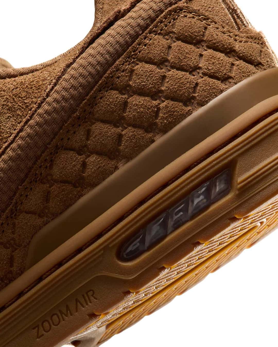 Detalle del talón del Nike SB P-Rod 1 Ale Brown con el panel de gamuza capitoné, la ventana de Zoom Air y la inscripción Zoom Air en la mediasuela marrón
