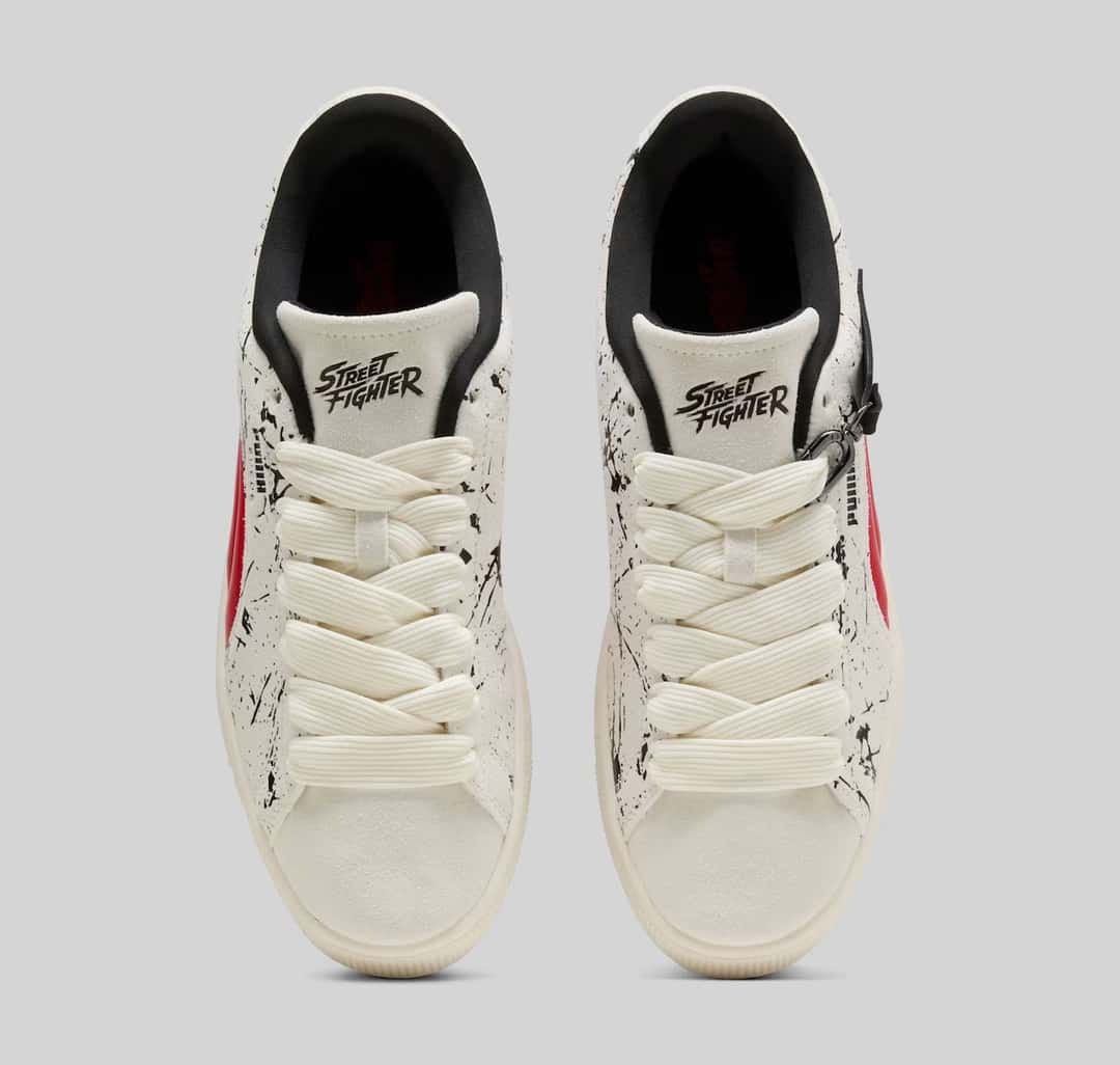 Vista superior del PUMA Suede Street Fighter Ryu con cordones gruesos color crema y el logo Street Fighter en la lengüeta