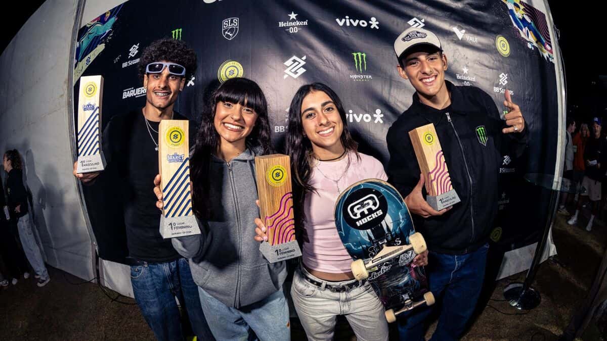 Los cuatro ganadores de la etapa de Barueri del Circuito Banco do Brasil de Skate posan sonrientes con sus trofeos de madera frente al panel de sponsors (foto de archivo)