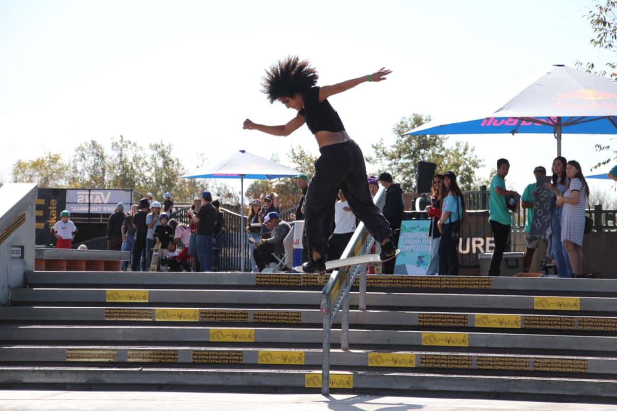 Foto de archivo: una skater hace un grind en la baranda de una escalera del street de Exposure 2024, en Encinitas, frente al público