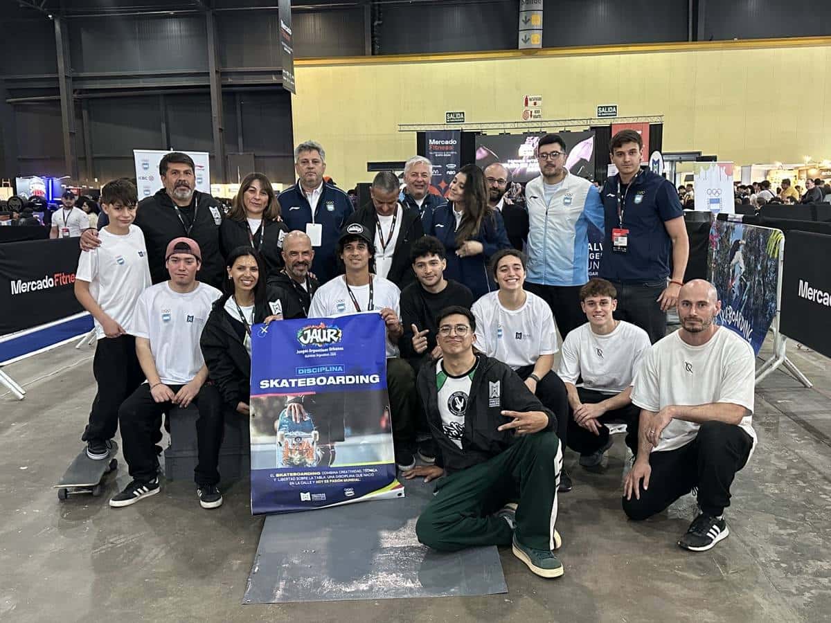 Skaters, entrenadores y dirigentes posan junto a un cartel de skateboarding de los Juegos Argentinos Urbanos en la presentación de los JAUR en la Expo Fitness de La Rural (foto de archivo)