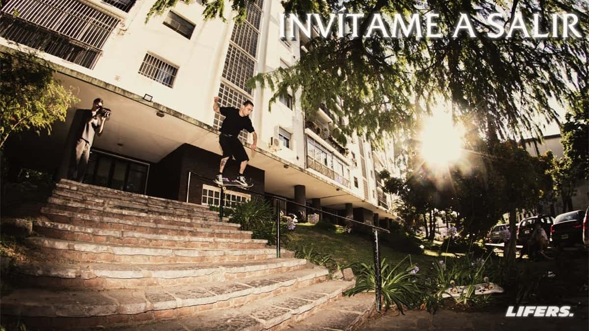 Foto de archivo: portada oficial de «Invítame a salir», el video anterior de Lifers, con un skater que salta una escalera de ladrillo junto a un edificio mientras lo filman