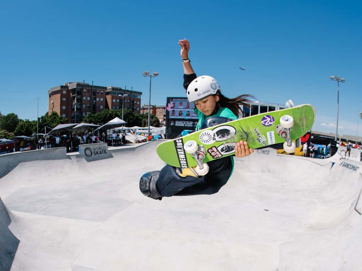 Foto de archivo: la japonesa Hikari Satake vuela sobre el bowl agarrando su tabla verde en la Copa del Mundo de park de Roma 2026