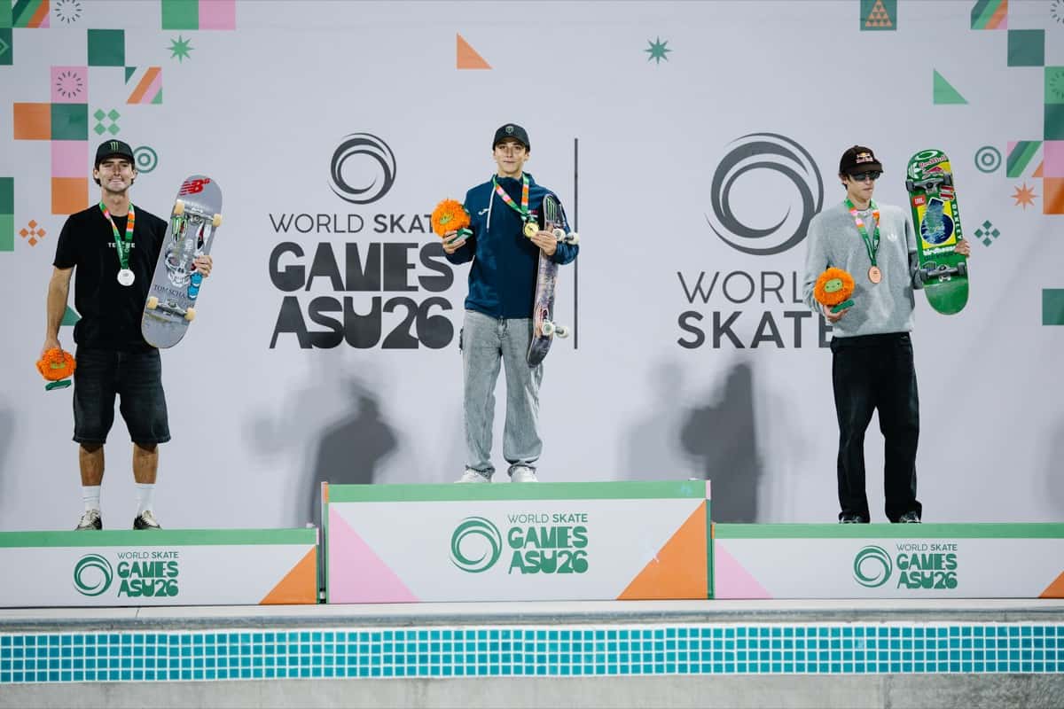 Podio masculino del Mundial de park en Asunción: Egoitz Bijueska con la medalla de oro en el centro, Tom Schaar con la plata a la izquierda y Gui Khury con el bronce a la derecha