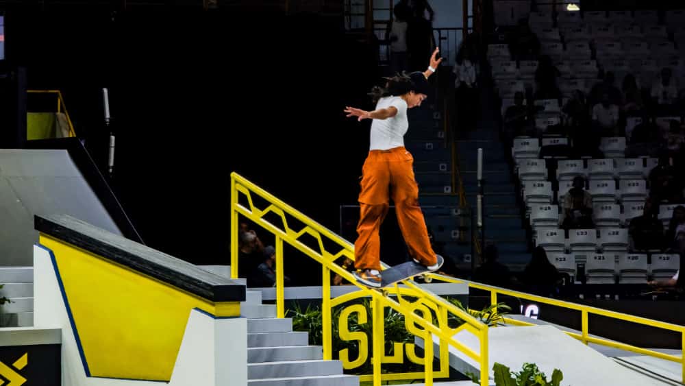 Rayssa Leal desliza la tabla por la baranda amarilla de la escalera en el parque de la Street League armado en el Ginásio do Ibirapuera, durante el Super Crown 2025 (foto de archivo)