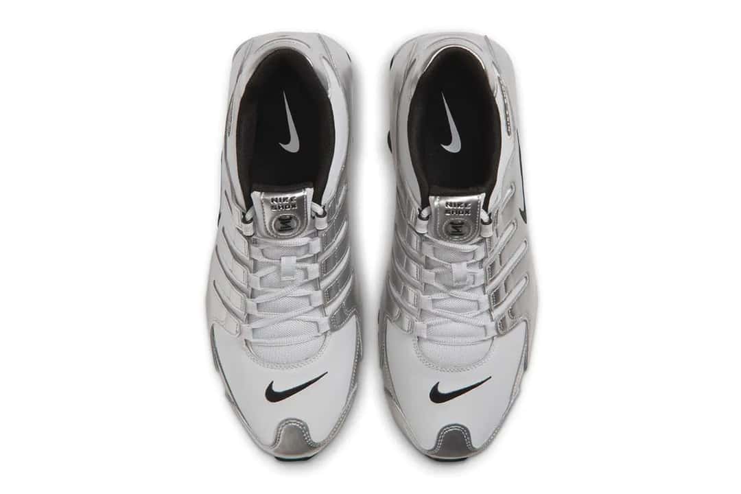 Nike Shox NZ Photon Dust/Metallic Silver vistas desde arriba, con las bandas plateadas, los cordones claros y el Swoosh negro en la punta