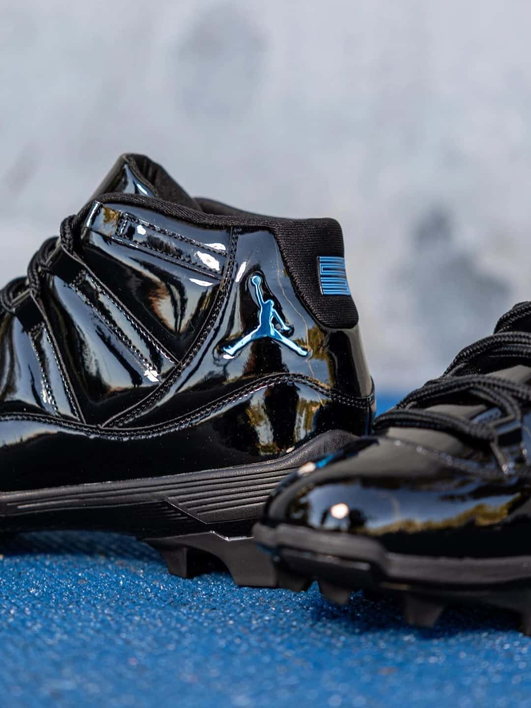 Detalle del botín Air Jordan 11 Gammas de UCLA con el Jumpman azul sobre el charol negro