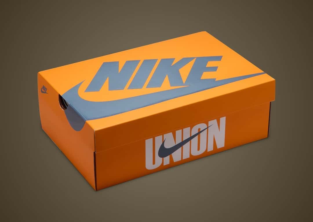 Caja naranja de Nike con el logo de Union en gris, de la colaboración Union x Nike Dunk Low