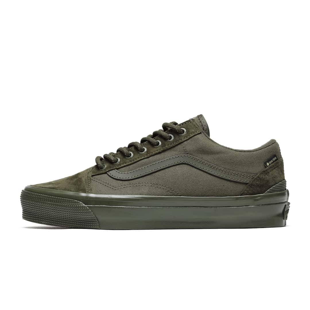 Vans Premium Old Skool GORE-TEX Mossy Olive de perfil sobre fondo blanco, en verde oliva con punta de gamuza, paneles de lona, Sidestripe tono sobre tono y etiqueta GORE-TEX en el costado