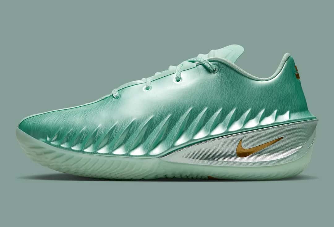 Nike GT Cut 4 Statue of Liberty de perfil lateral, con upper verde metalizado de textura veteada, nervaduras en relieve, panel plateado en el talón y Swoosh dorado