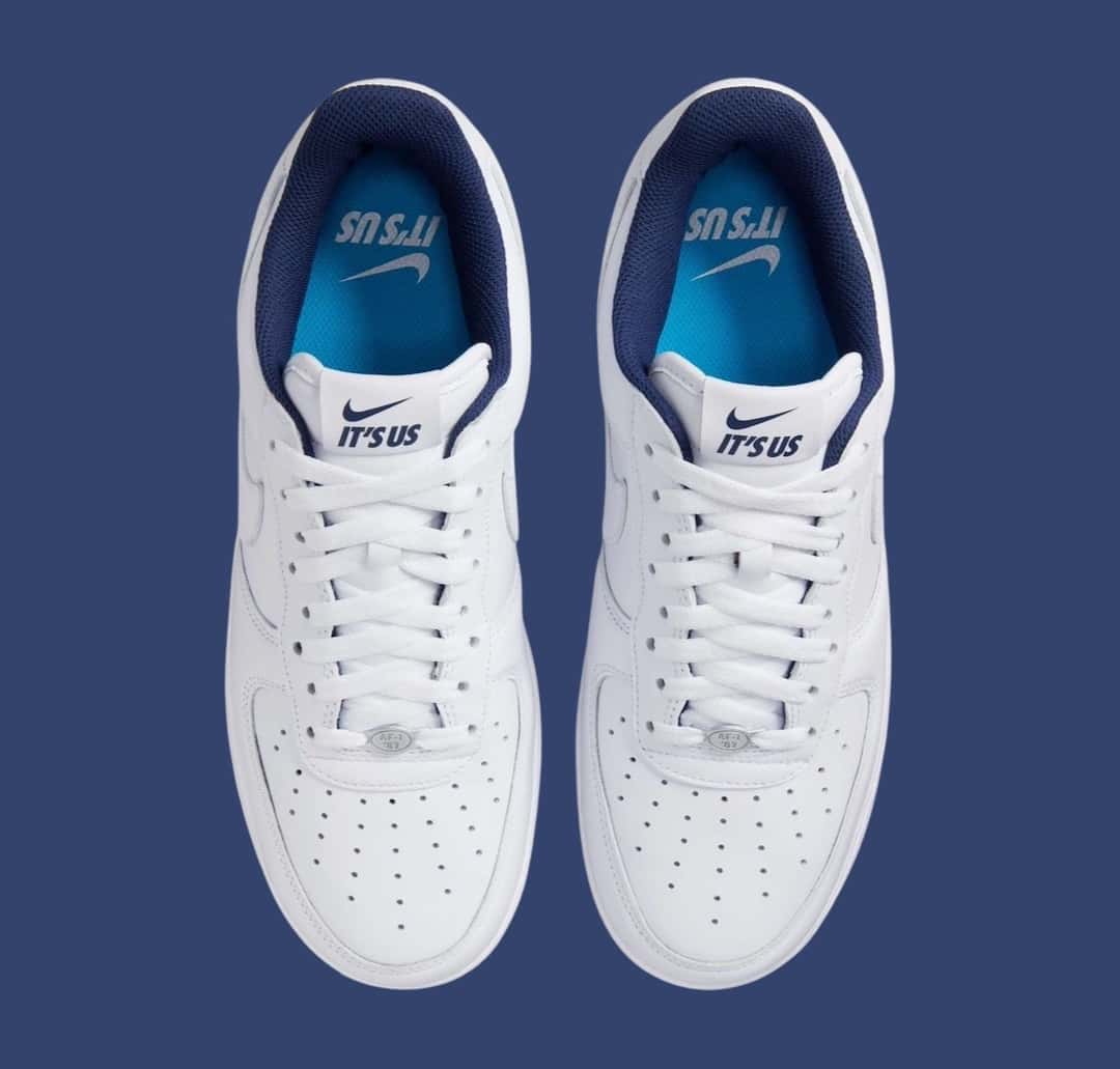Foto de archivo: vista superior del Concrete Boys x Nike Air Force 1 Low con la frase It's Us en la lengüeta y en la plantilla celeste