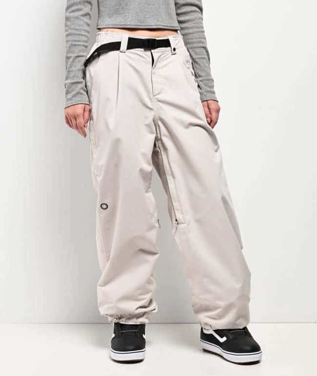Pantalón de snowboard 686 Outline color beige claro, de corte holgado, con pinzas al frente y cinturón negro integrado
