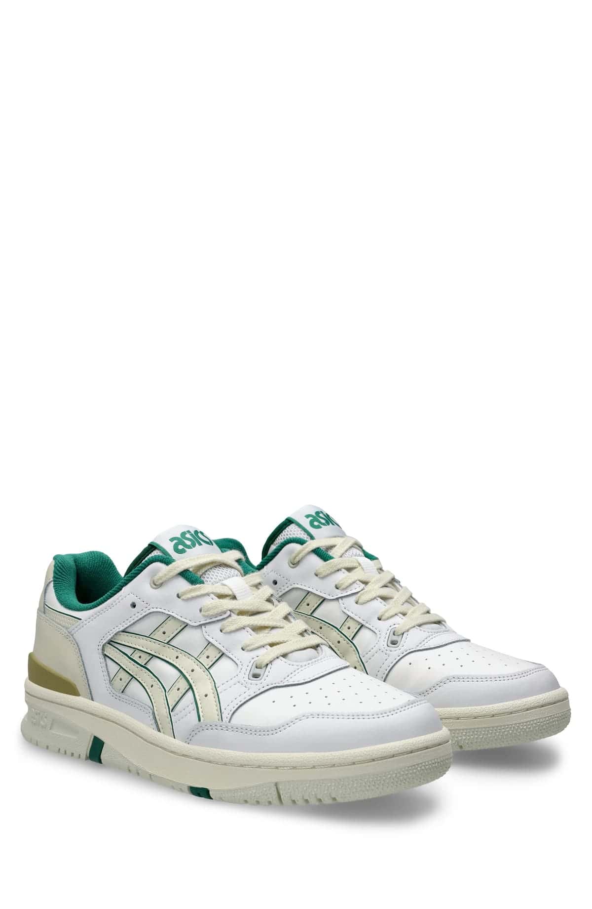 Par de zapatillas ASICS EX89 de caña baja en blanco, con franjas ASICS color crema, forro del cuello verde y suela color hueso