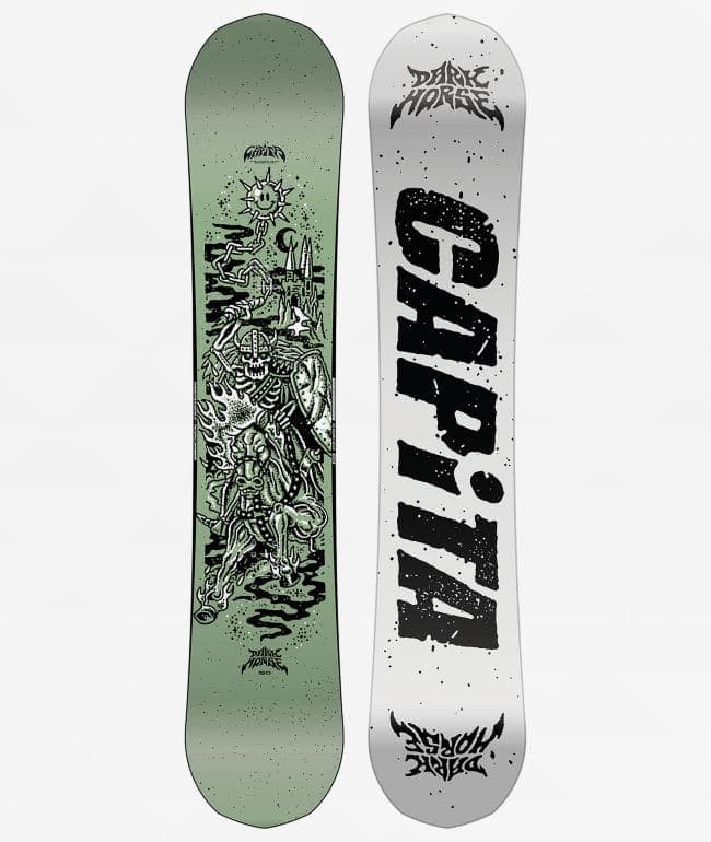 Tabla de snowboard Capita Dark Horse 2026 con ilustración de un esqueleto con armadura a caballo sobre fondo verde, junto a su base clara con el logo Capita en negro