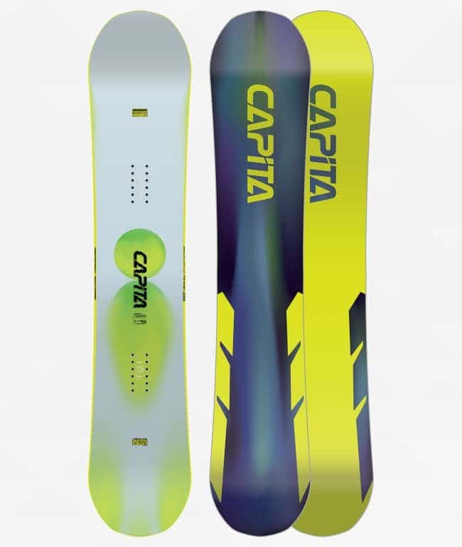 Tabla de snowboard Capita Mercury Wide 2026 con topsheet gris claro y verde lima, junto a dos bases con el logo Capita en tonos azules y amarillo neón