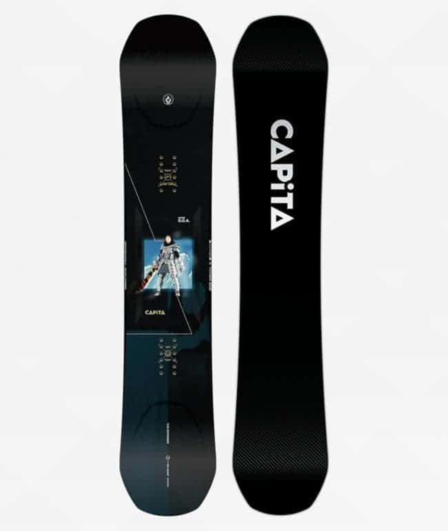 Tabla de snowboard Capita Super D.O.A. 2026 negra con una figura con armadura en el centro del topsheet, junto a su base negra con el logo Capita en blanco