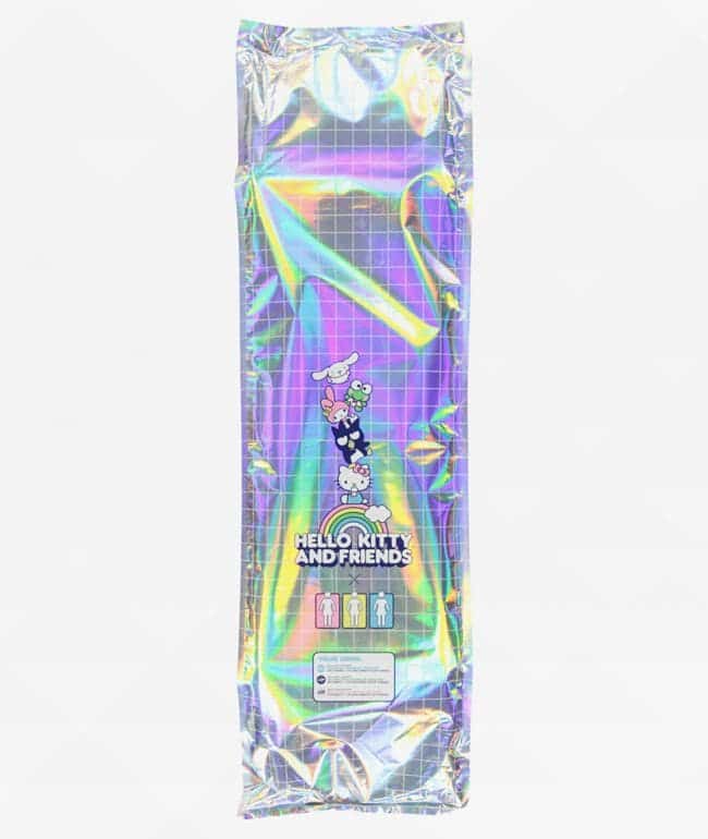 Bolsa holográfica sellada de la tabla Girl x Hello Kitty and Friends con los personajes de Sanrio sobre un arcoíris