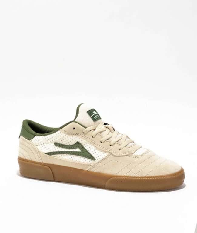Zapatilla Lakai Cambridge color crema de gamuza y cuero vegano perforado, con detalles verde oliva y suela de goma color miel